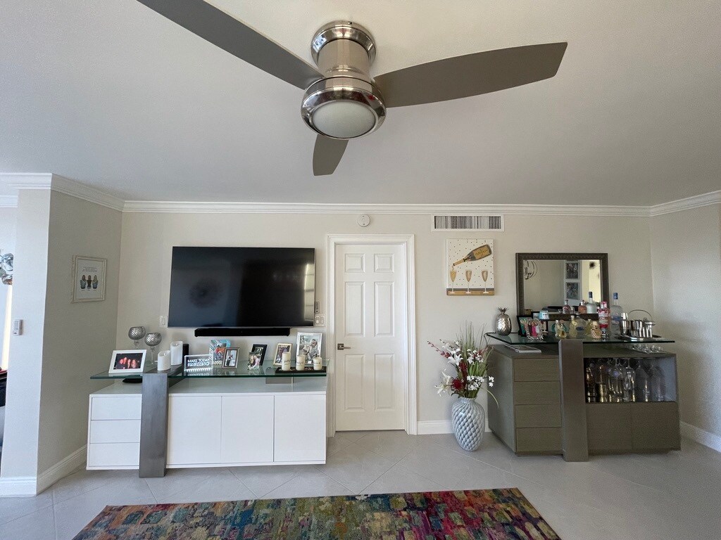 Building Photo - 901 Gardenia Dr