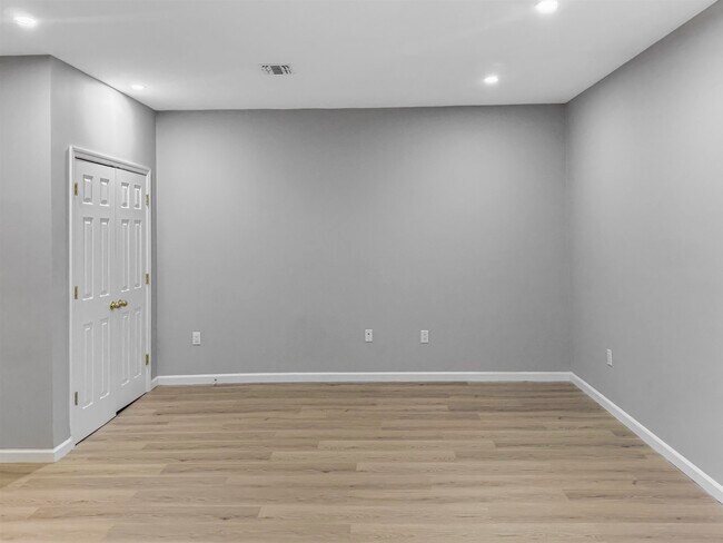 Building Photo - 729-731-731 Broadway