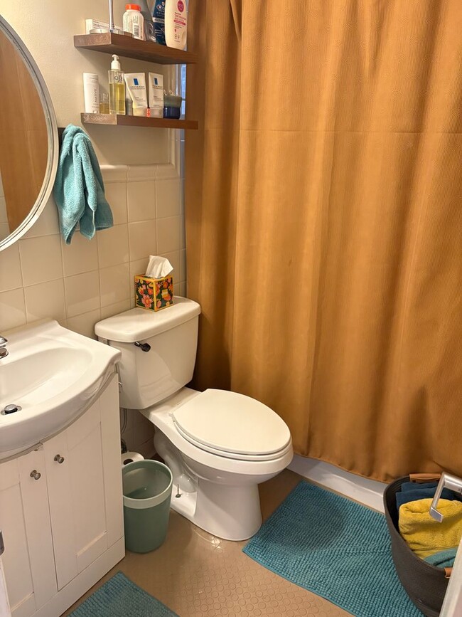 Building Photo - 3 Bed 1 Bath Home W/Large Backyard Walking Distance To Everything.