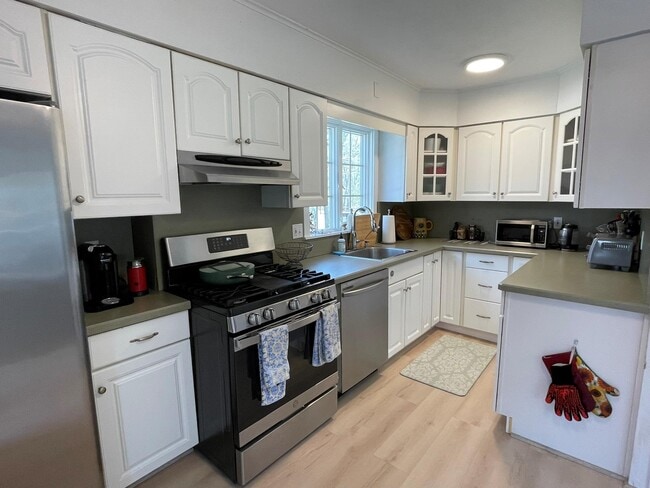 Building Photo - 5650 N Bayview Rd