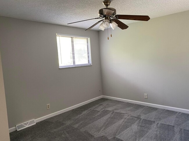 Building Photo - 822 Ronson Ave