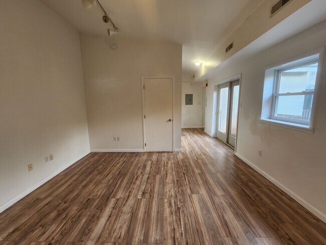 Building Photo - Spacious studio with deck available in NoLibs starting March 1st