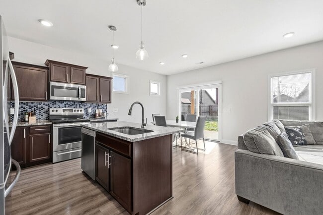 Building Photo - 3 Bedroom 2 1/2 Bath Home For Rent Near Post!