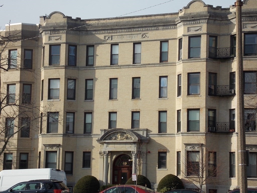 Building Photo - 61 Park Dr
