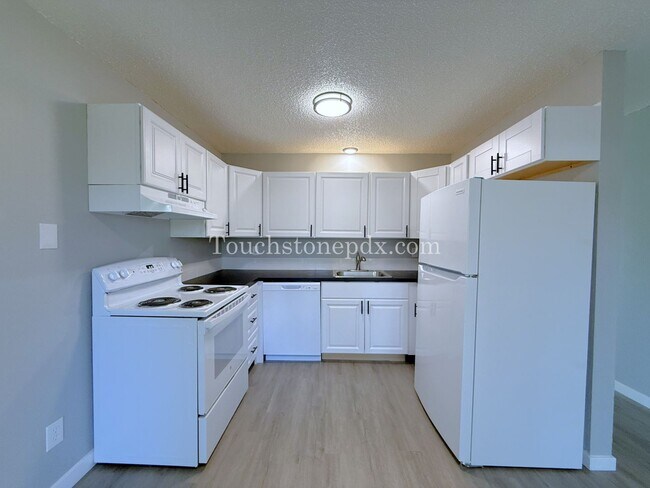 Building Photo - Updated 3 BR Apartment with Patio in Portland