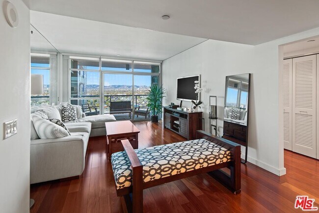 Building Photo - 13650 Marina Pointe Dr