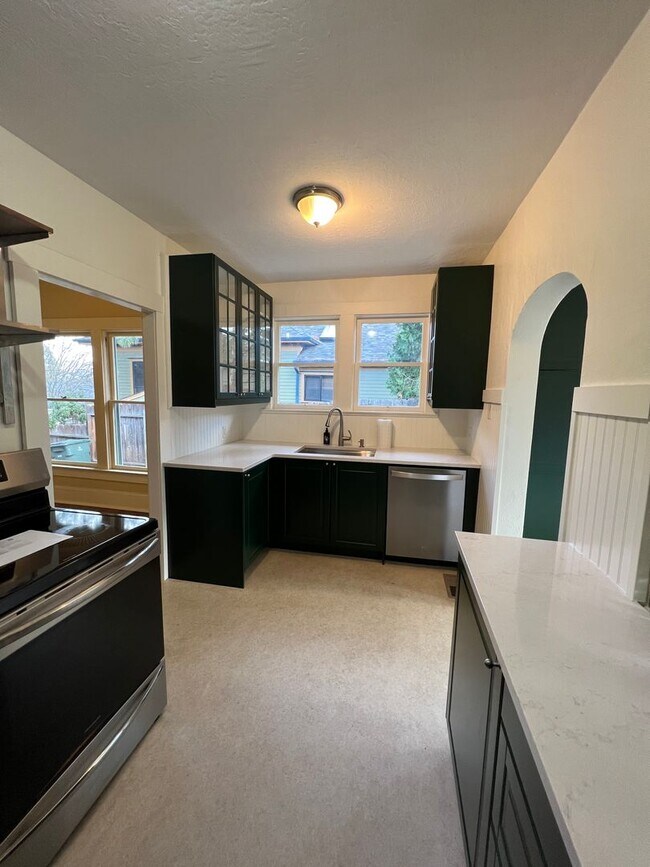 Building Photo - 3 Bedroom Craftsman style home in prime As...