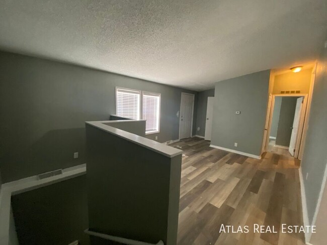 Building Photo - Spacious 5 Bed 2 Bath outside of Downtown ...