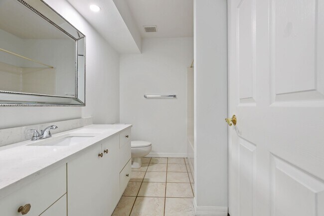 Building Photo - Bright & Airy 3-Bed Home Close to Universi...