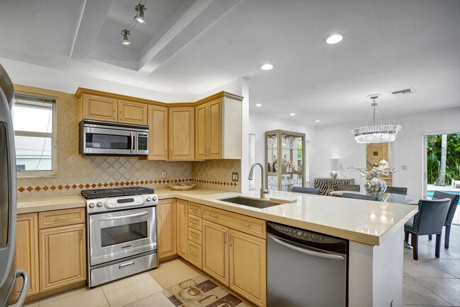 Building Photo - 290 Fern Dr