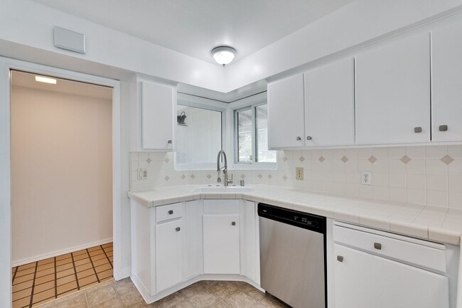 Building Photo - Single Story 3/2 in Well Established Neighborhood Near Branham High School with Air conditioning ...