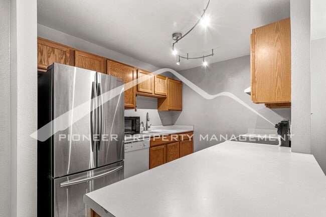 Building Photo - Great Condo with Central AC and Community Pool!