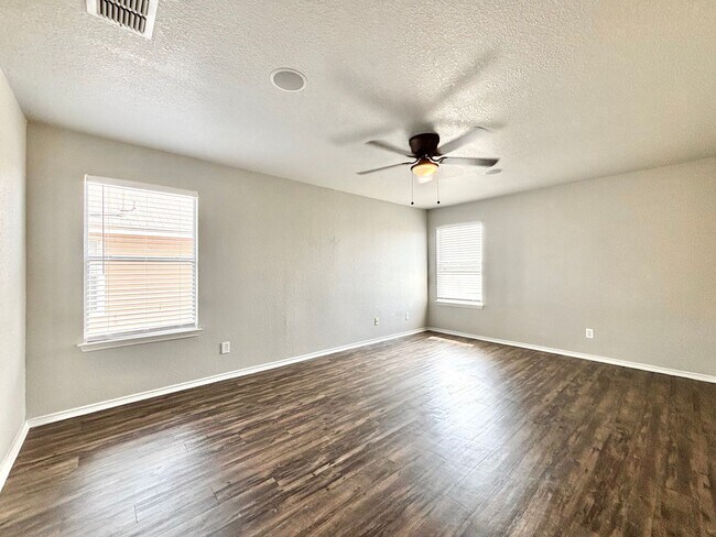 Building Photo - Amazing 4 Bedroom Home!