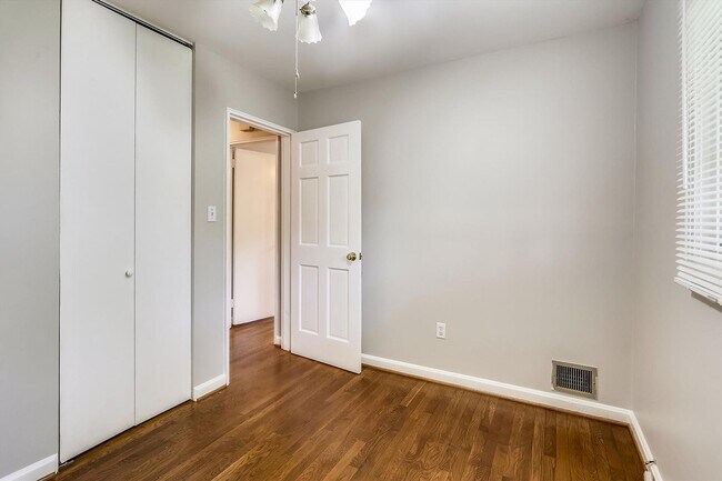 Building Photo - Updated and Ready for Move In