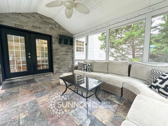 Building Photo - Spacious 3 bed, 2.5 bath with large bonus