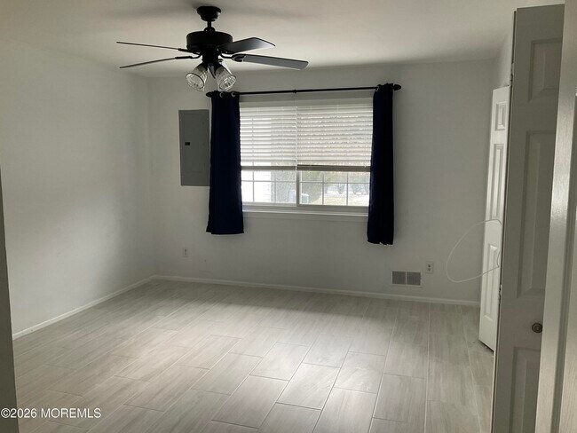 Building Photo - 37 Dogwood Dr