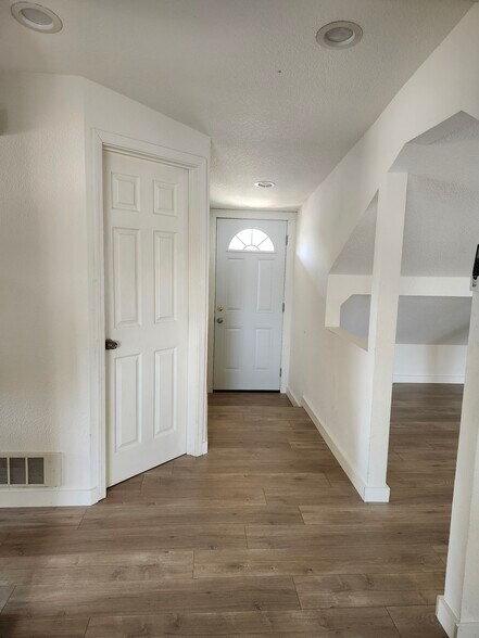 Entry - 400 S Laurel St