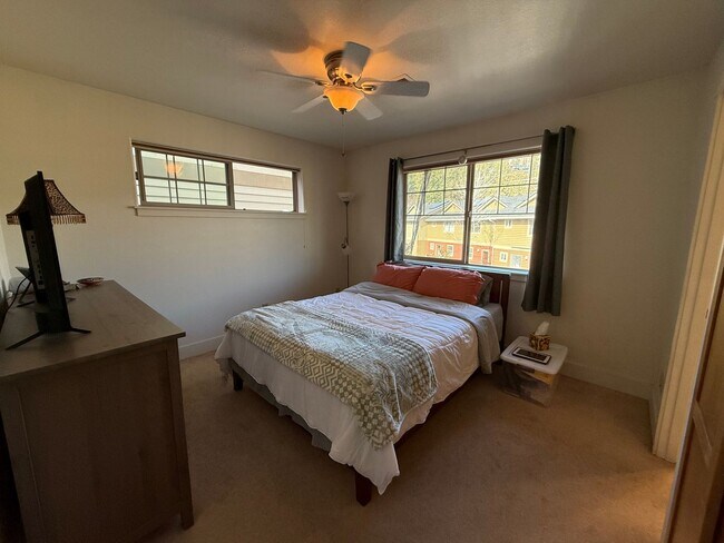 Building Photo - Beautiful 2 Bed/2.5 Bath Townhome on Bend's Westside - Shevlin Park Road