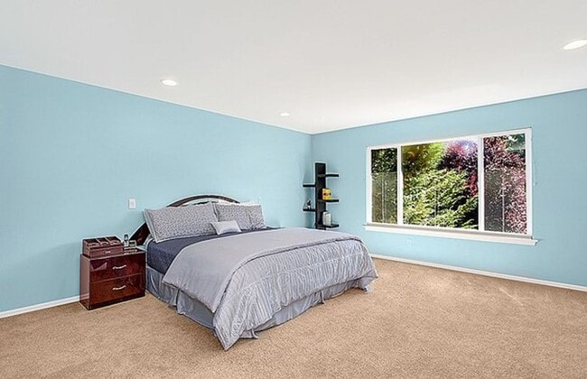 Building Photo - A Beautiful Picture Perfect Home with 4 Be...