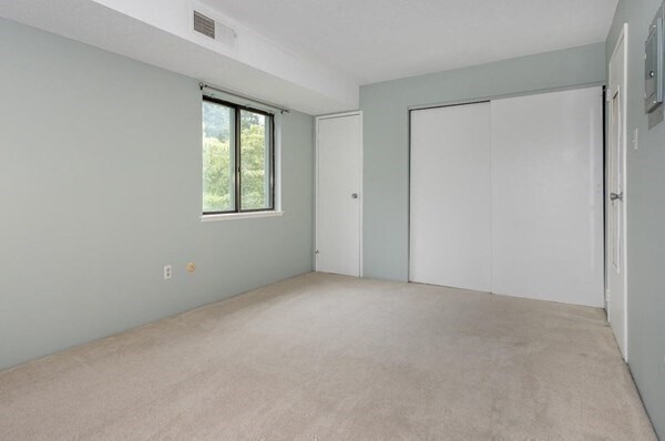 Building Photo - 14 Village Green Ln