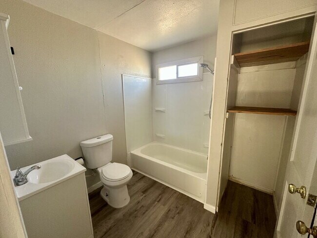 Building Photo - 544 N 7th Pl