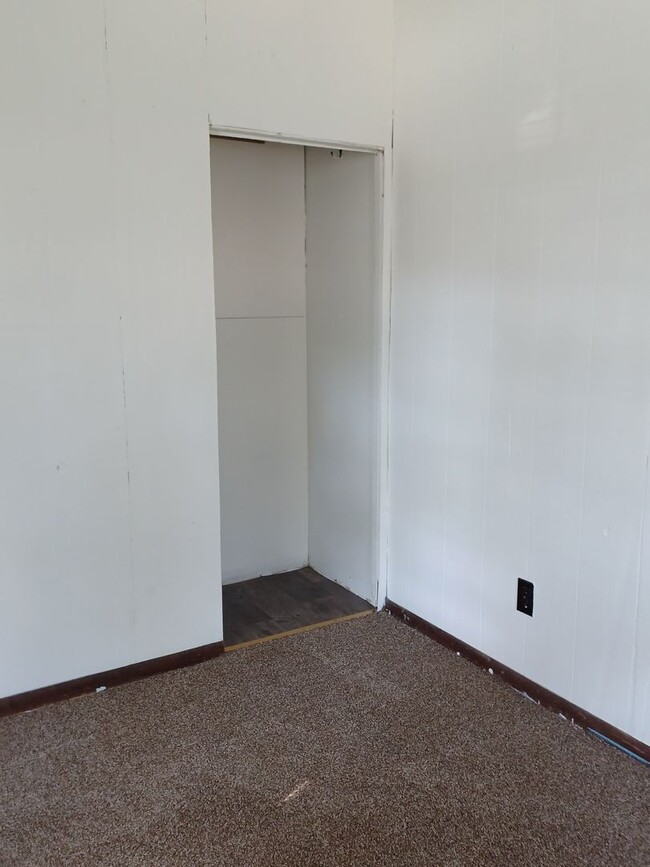 Building Photo - Cute 2 bedroom home