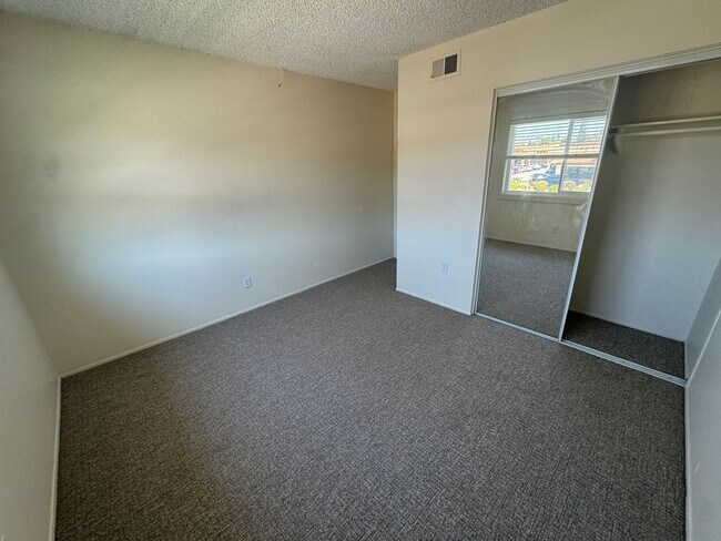Building Photo - Updated 2 Bed / 1 Bath Condo in Lakeside