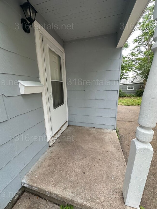 Building Photo - $1150- 3 bed 1 bath - Single Family Home