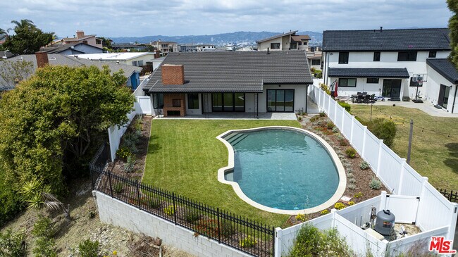 Building Photo - 4444 Don Felipe Dr