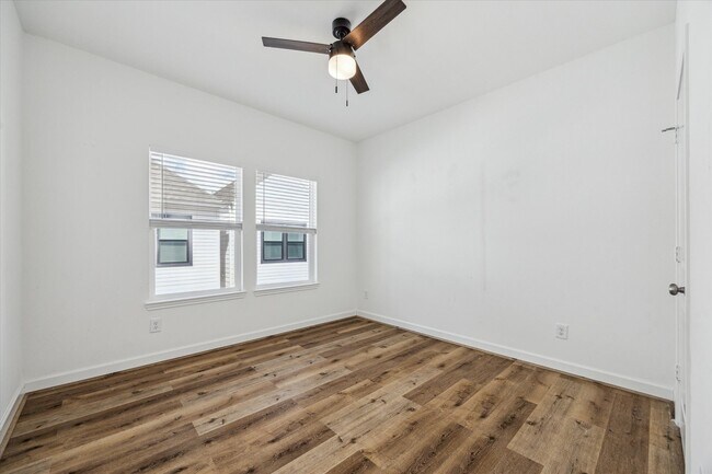 Building Photo - 2333 Hoskins Dr