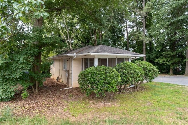 Building Photo - 1401 Briarwood Rd NE