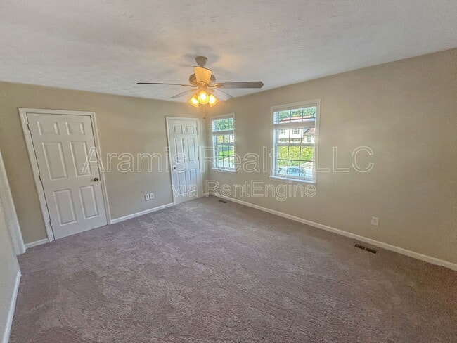 Building Photo - 5542 Pine Gate Dr
