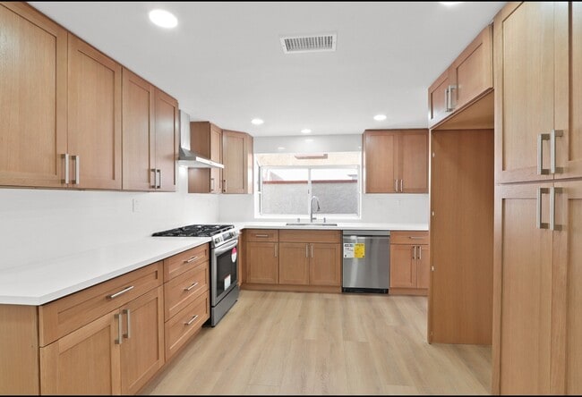 Building Photo - 21525 Vía Pepita