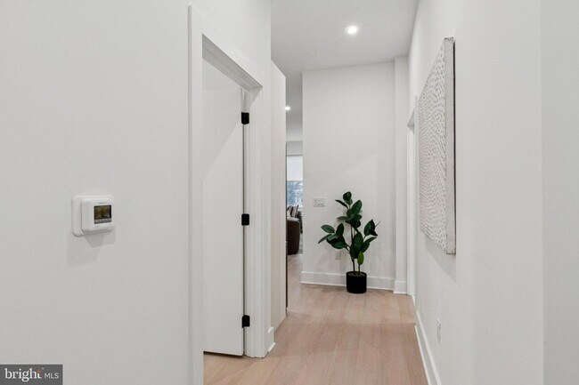 Building Photo - 30 W Allens Ln