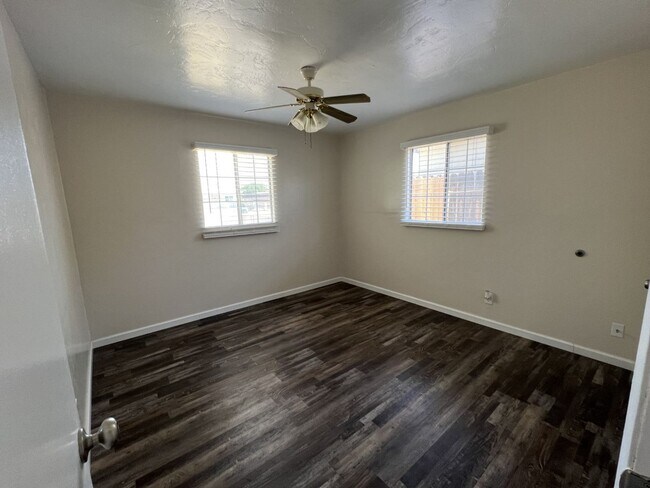 Building Photo - Charming 2 Bed/1 Bath Home in Lamont w/ RBP & $0 Deposit Option