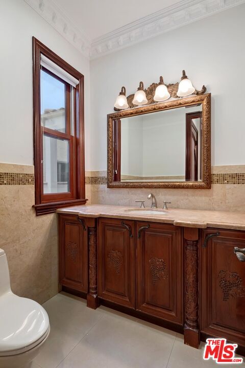 Building Photo - 332 S Almont Dr
