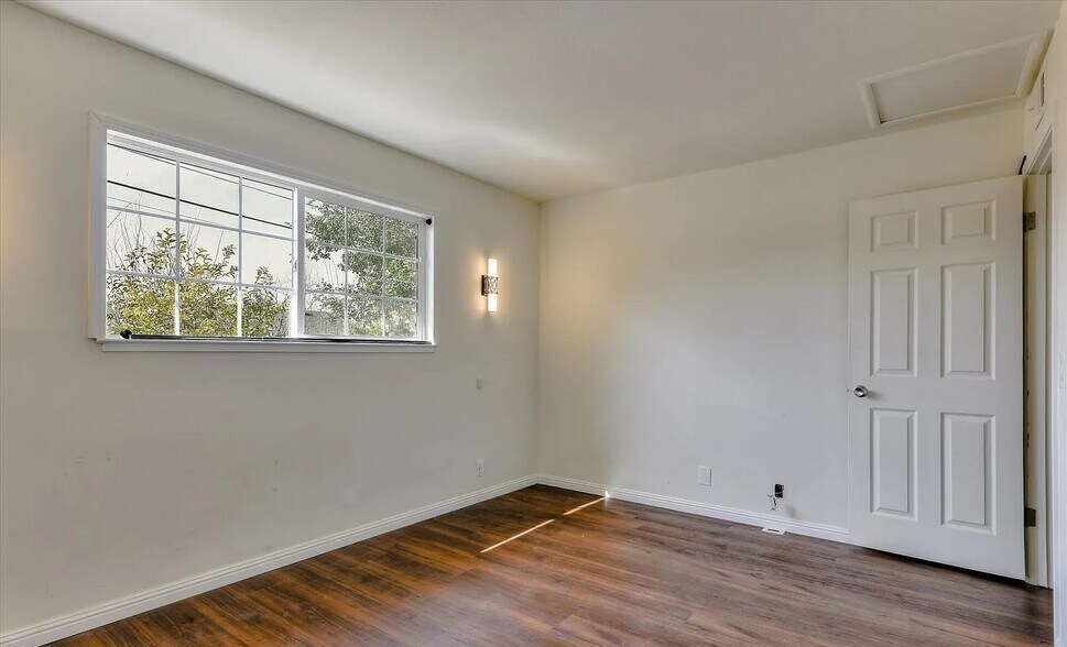 Building Photo - 157 N Park Victoria Dr