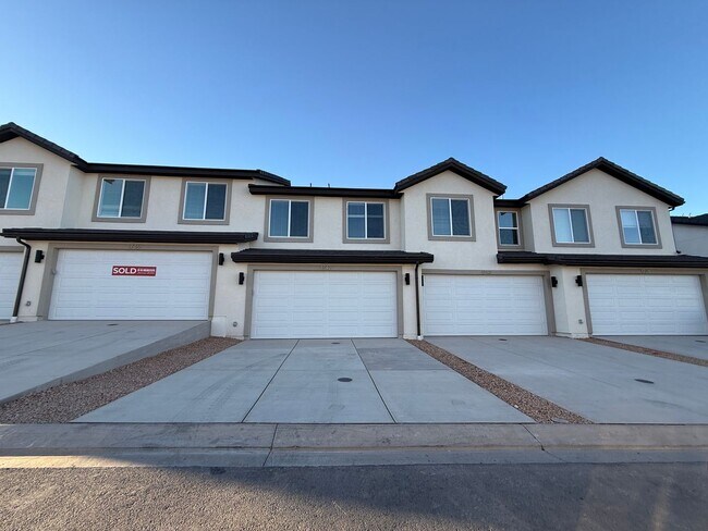 Building Photo - Includes internet - Pool/Pickle Ball +++