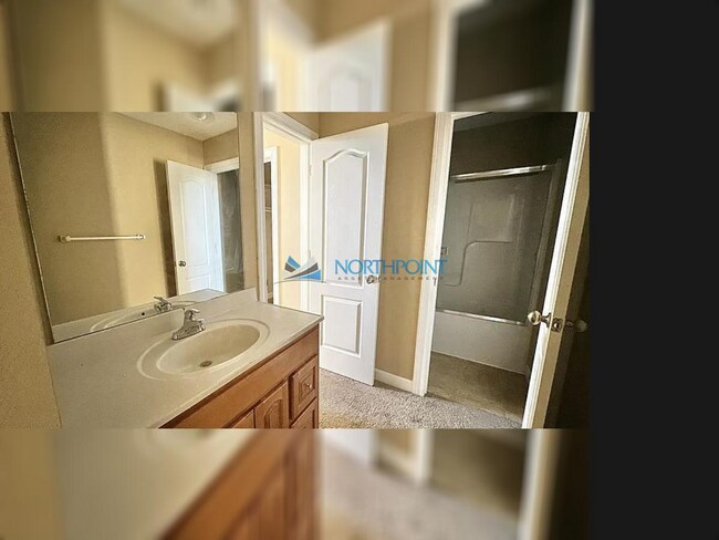 Building Photo - Fantastic 3BR 2.5 BA Home w/ Granite + Garage in Blue Springs