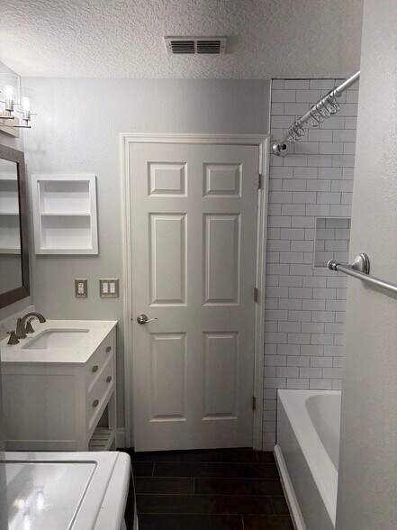 Bath - 3049 Lindale Ave