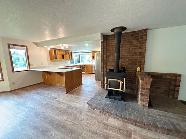 Building Photo - 23601 Labare Rd