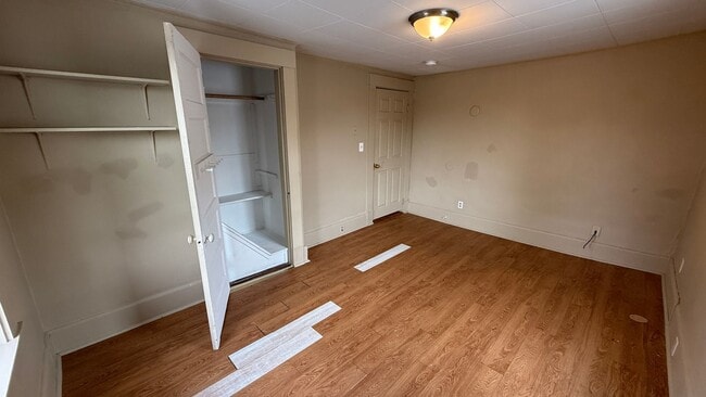 Building Photo - 5 Bedroom 2 bathroom House Available for r...