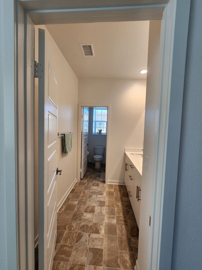 Building Photo - Modern 4BR Townhome in Fontana