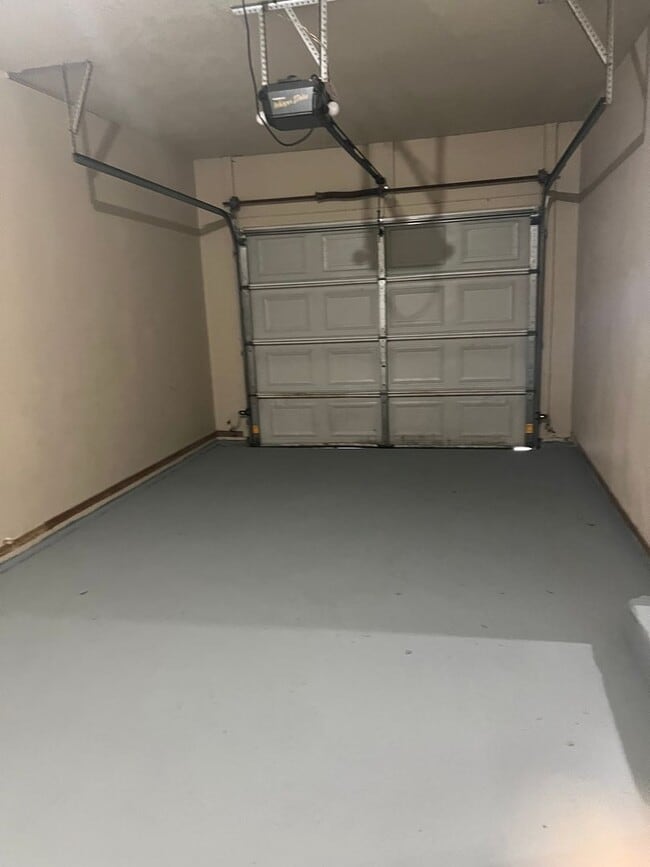 Building Photo - 3 Bedroom 2 bath Spacious Home in a quiet neighborhood!