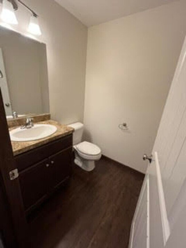 Building Photo - 585 Birch Hill Dr