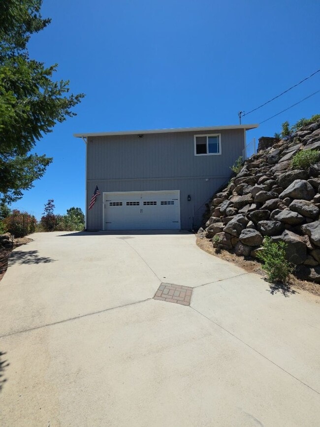 Building Photo - Stunning Lake Views in Riviera West