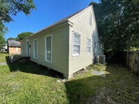 Building Photo - 3116 Alamo Ave