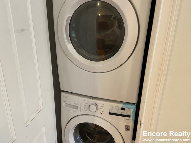 Building Photo - 1089 Beacon St