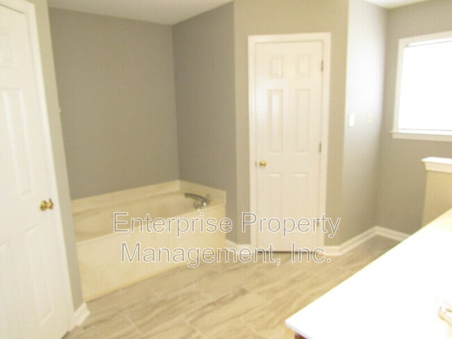 Building Photo - 7037 Meadowlands Pl