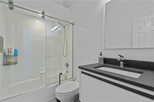 Building Photo - 611 Pondside Dr